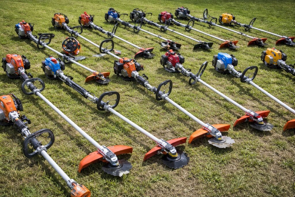 Melhor Roçadeira em 2026: 9 Modelos Mais Potentes e Duráveis para Comprar melhor roçadeira para cortar grama e mato alto em área de jardim com vários modelos de roçadeiras alinhadas